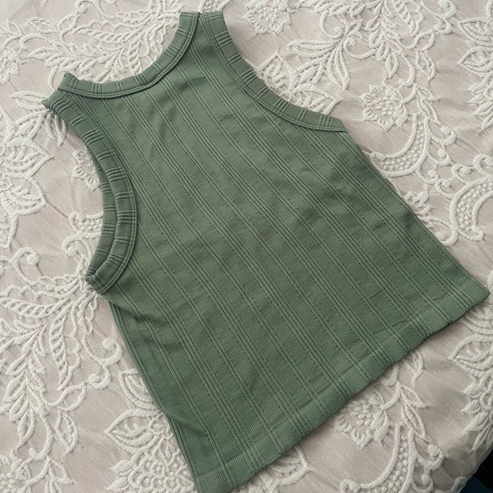 Dynamic Style Tank Top - Picture 2 of 4